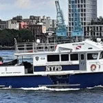 Encuentran cadáver flotando en la orilla de Queens del East River de Nueva York