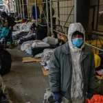 Dos neoyorquinos resultaron heridos al ser atacados por migrantes que arrojaban objetos a peatones en Harlem.