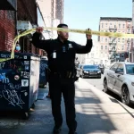 Un anciano fue apuñalado en la cabeza con un palo afilado en Brooklyn