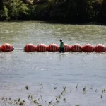 México denuncia que muro flotante de alambre y boyas en río Bravo colocado por Gobierno de Texas viola leyes de 1944 y 1970