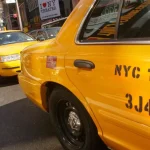 Taxista mayor golpeado por mujeres y hombres en plena calle dice que al alcalde Adams debería darle “vergüenza” la anarquía en Nueva York