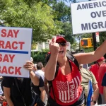 Los residentes de Nueva York protestan frente a la mansión de Eric Adams para manifestar su descontento por la crisis migratoria