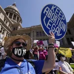 Mujeres con embarazos complicados quedarán temporalmente exentas de la prohibición del aborto en Texas