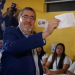 El académico Bernardo Arévalo de León gana la elección presidencial en Guatemala