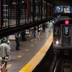 Un sujeto traslada su motocicleta en un tren de Nueva York y se enoja cuando los pasajeros le piden que se mueva