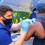 Alertan a los latinos a vacunarse ante brote de contagios y hospitalizaciones por Covid-19