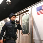 Pasajero del metro de Queens le propina un codazo en la cara a un hombre que se quedó dormido en su hombro