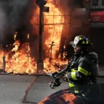 Bombero de FDNY y un civil resultaron heridos tras incendio en un complejo de viviendas de Queens