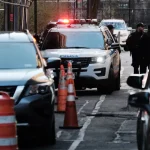 Oficial embiste con una patrulla a una mujer que amenazaba a conductores con un arma en Nassau, NY