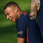 El francés Kylian Mbappé entrena con el grupo de jugadores descartados del primer equipo del PSG