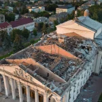 Misil ruso golpea un teatro en Chernihiv, Ucrania, dejando 7 muertos y 144 heridos