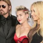 Miley Cyrus fue dama de honor en la boda de su mamá con Dominic Purcell