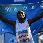 La atleta etíope Tigist Assefa rompe el récord mundial femenino en la maratón de Berlín