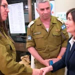 Durante viaje solidario a Israel, la gobernadora Hochul de Nueva York pierde a su padre