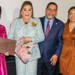 Comunicadora Jattna Tavarez y activista Yanilda Estrella reconocidas por consulado dominicano en Nueva York en evento Mujer Grandiosa