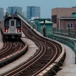 100 pasajeros rescatados de tren averiado con humo en Queens