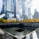 Un hombre se lanza a la piscina del Memorial del 11 de septiembre en la Ciudad de Nueva York