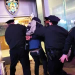 Hombre acusado de atacar a botellazos a tres personas en Manhattan es procesado, juez fija una fianza de $100,000 dólares