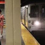 Hombre es empujado por dos sujetos a las vías del tren de Manhattan tras una acalorada discusión