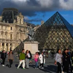 El museo Louvre en Francia fue evacuado por “razones de seguridad” por supuesta amenaza mientras se mantienen en alerta