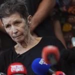 Anciana israelí que fue liberada por Hamás le dio la mano a uno de sus captores en Gaza y le deseó la paz