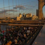 Manifestantes pro palestinos escalaron una parte del puente de Brooklyn forzando su cierre