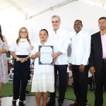 Presidente Abinader entrega más de 800 títulos de propiedad en Guayabal, Azua