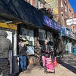 Las despensas de comida en NYC se quedan cortas mientras crece el hambre y familias necesitadas