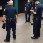 Un pasajero hallado sangrando murió en el Metro de Nueva York