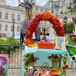 Un altar de muertos para exigir que se revele cuántos trabajadores excluidos murieron en la pandemia en NYC