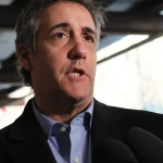 Michael Cohen se enfrenta a una mujer que arrancaba carteles de rehenes israelíes en Nueva York