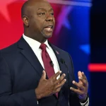 El senador republicano Tim Scott suspende su campaña presidencial de 2024