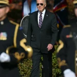 Biden rinde honor a los veteranos, la “columna de acero” de Estados Unidos