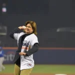 La vicepresidenta Raquel Peña lanzó un “Strike” en la primera bola en el Citi Field el estadio de los Mets en victoria de Águilas Cibaeñas a los Tigres del Licey 3-0.