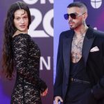 Rauw Alejandro llega a los Grammy tomado de la mano de una mujer y se encuentra con Rosalía