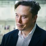 Elon Musk elimina la app de Disney+ de todos sus vehículos inteligentes