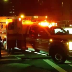 Hispana muere baleada, conductor herido con 6 disparos logró llegar hasta comisaría en Queens