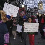 Familias migrantes y defensores protestan en New York contra plan para limitar estancia en albergues