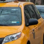 Motorista muere tras chocar contra taxi en Queens, Nueva York