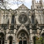 Un sujeto intenta robar una estatua de la iglesia San Juan el Divino en Manhattan