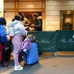 Familias migrantes empezaron a dejar hoteles de Nueva York al vencer primeras órdenes de desalojo