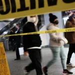 Un hispano fue golpeado y acuchillado tras desearles “Feliz Año Nuevo” a sus atacantes en el metro de El Bronx