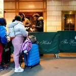 Migrantes abandonan hoteles de Nueva York al vencer primeras órdenes de desalojo