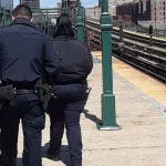 Descaro muy peligroso en víspera de San Valentín: pareja desnuda “surfeando” en el techo del Metro de Nueva York