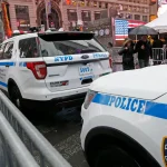 Un joven migrante fue apuñalado mientras era golpeado por más de 20 personas en Times Square sufrió colapso pulmonar