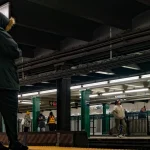 Se busca sujeto que besó y manoseó a adolescente en el metro de Nueva York antes de robarle su teléfono celular