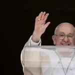 Papa Francisco reapareció para celebrar el rezo del ángelus tras suspender su agenda del sábado por una gripe