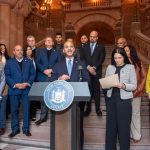 Gobernadora de NY, Kathy Hochul, respalda proyecto de ley del asambleísta dominicano Manny De los Santos