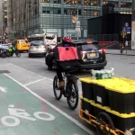 Ciclista latino sube a la acera, cae y es arrollado por camión postal: Nueva York