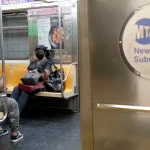 Dos ataques separados en el metro de New York dejan a hombre pateado en las vías del tren y a mujer golpeada en la cara